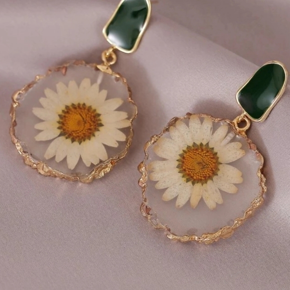 💖 2/$30 Pressed dried daisy flower gold hoop Hippie boho earrings cottagecore - Picture 8 of 12